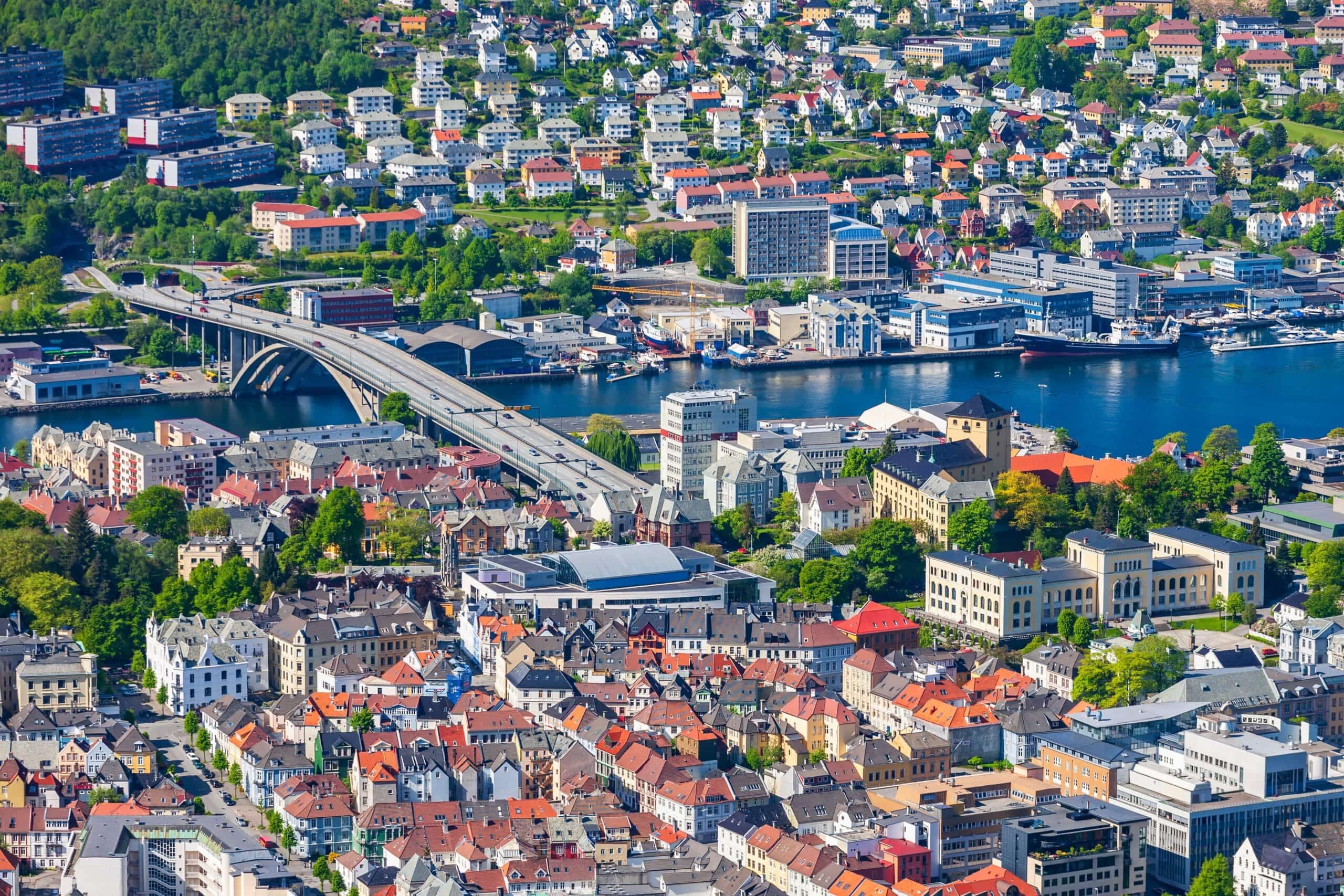 Bilde av Bergen sentrum, brukt som illustrasjon i artikkel om å velge rett eiendomsmegler.