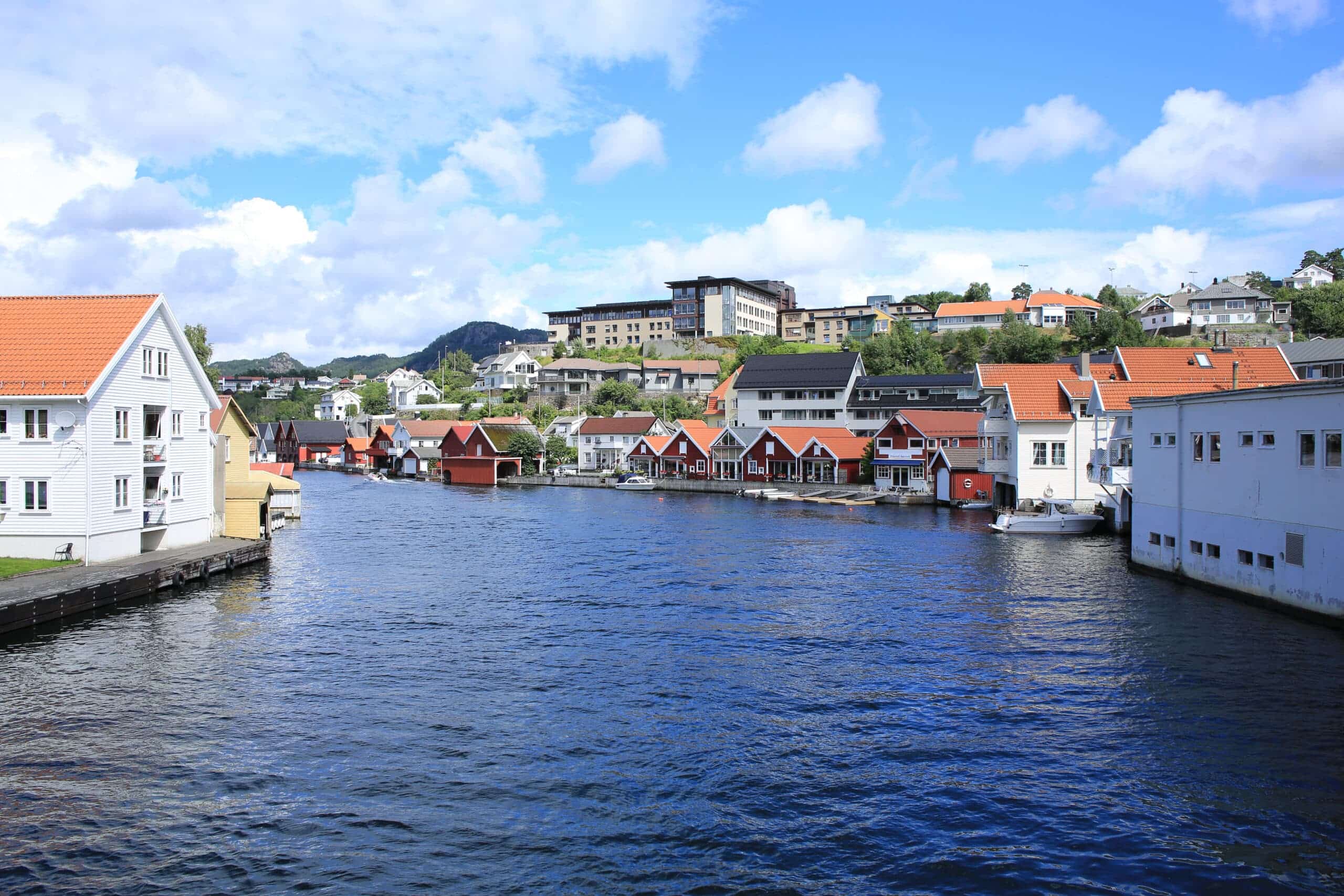 Bilde av Flekkefjord og boliger, brukt som illustrasjon i en oversikt over eiendomsmeglere.