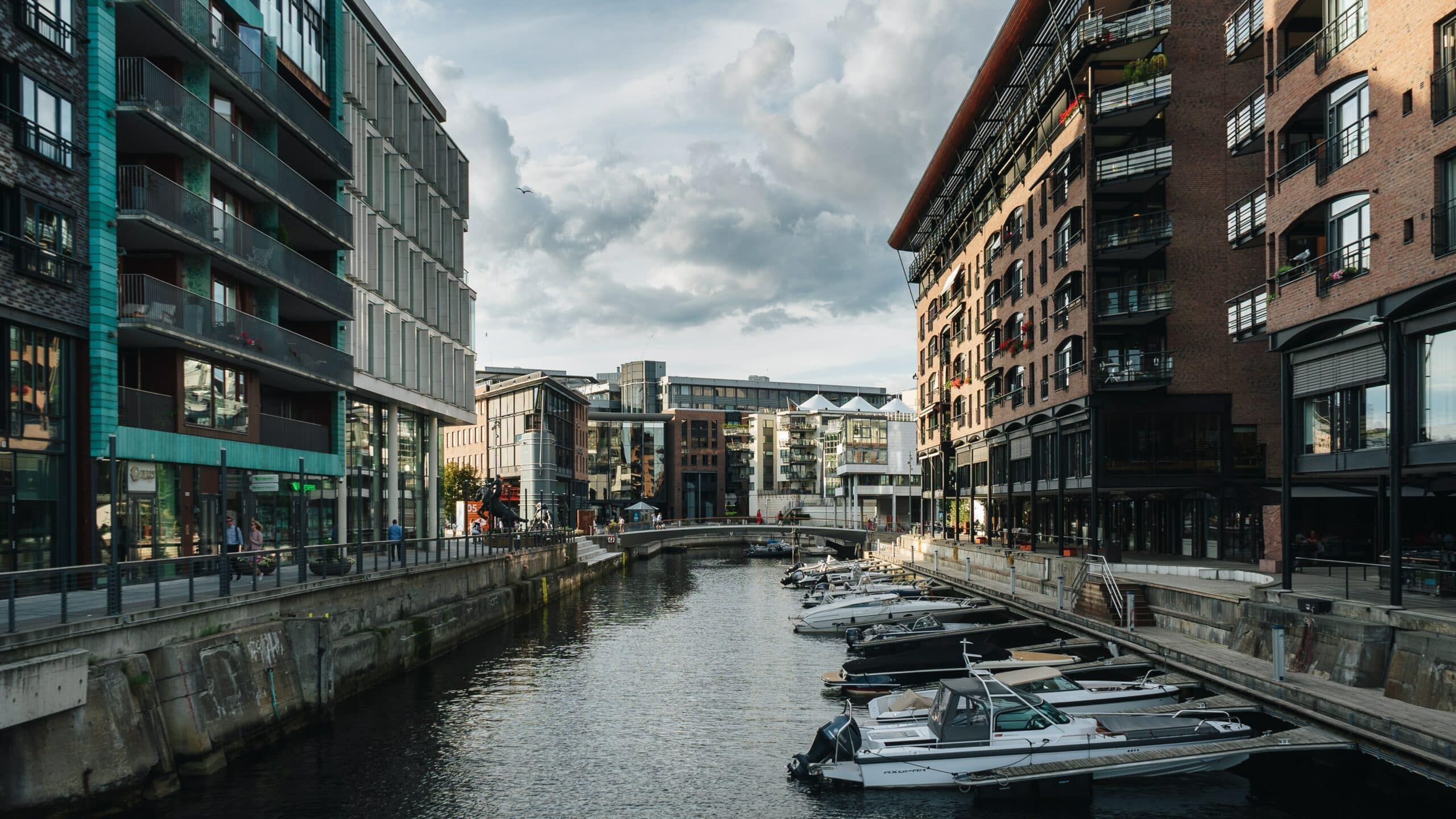 Bilde av Aker Brygge, brukt som illustrasjon i artikkel om å velge eiendomsmegler her.