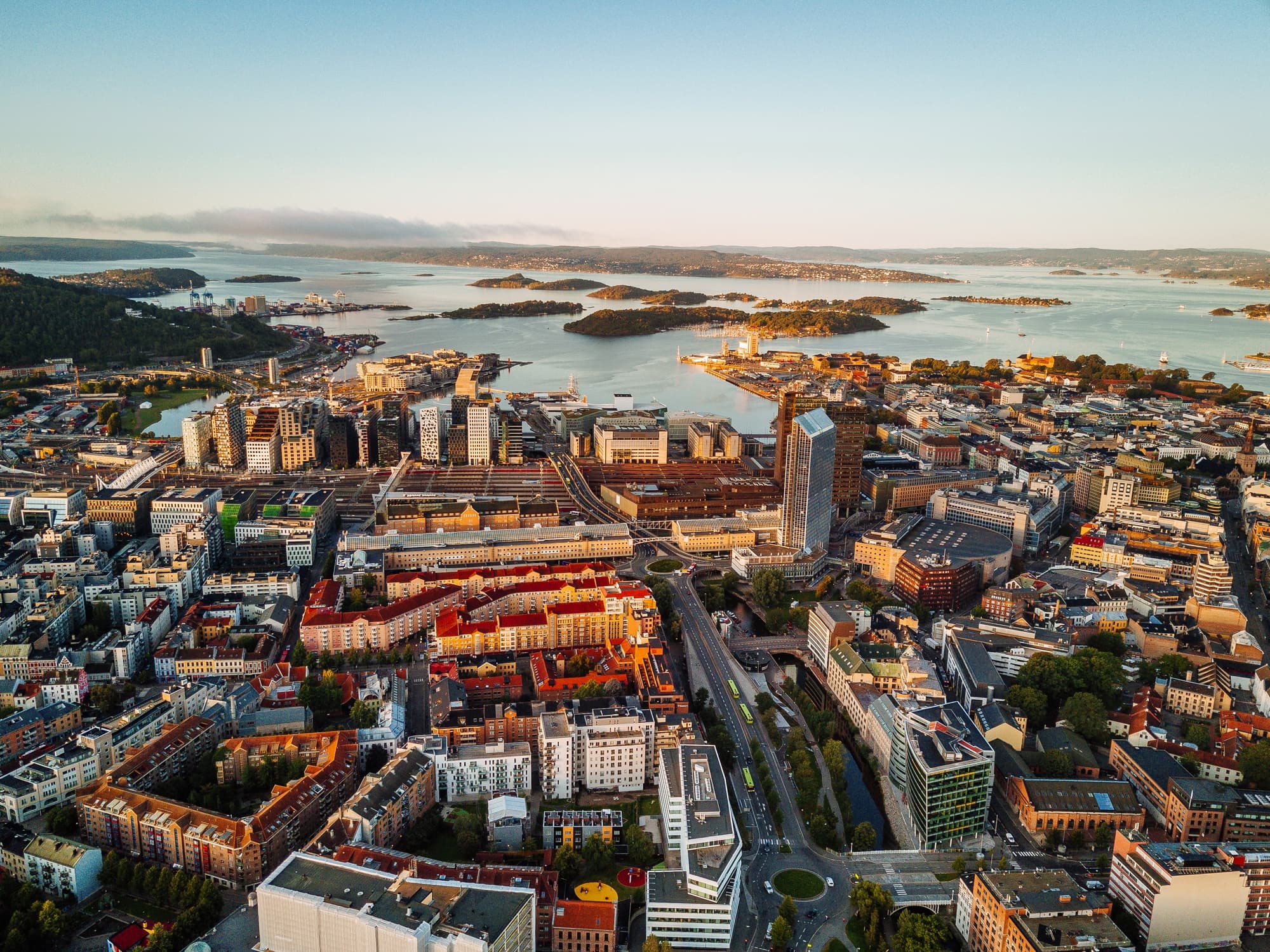 Luftbilde av Oslo sentrum, brukt som illustrasjon i artikkel om hva en eiendomsmegler koster i hovedstaden.