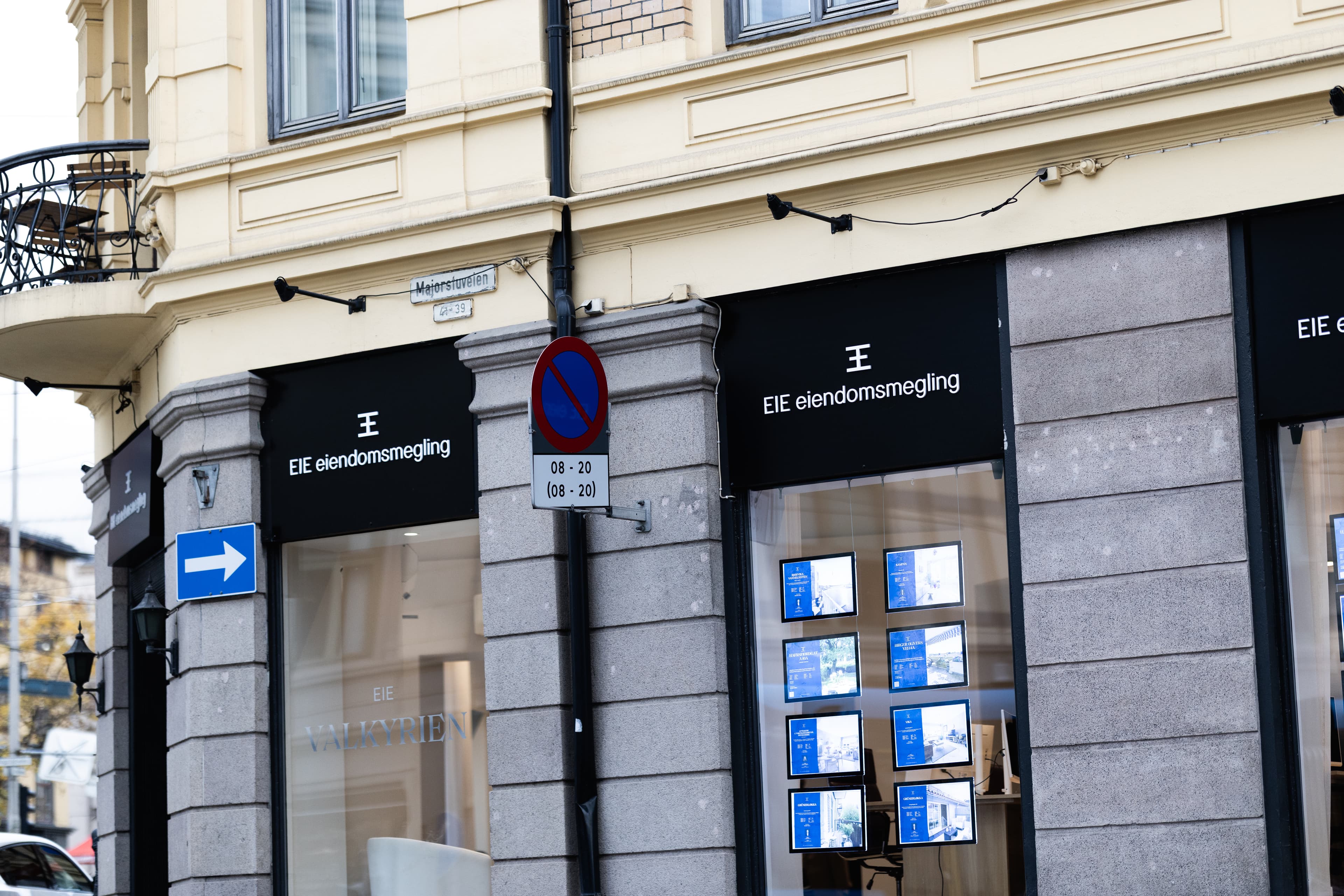 Boligannonser i opplyst vindusutstilling hos eiendomsmegler, brukt som illustrasjon i artikkel om megler på Ytrebygda.
