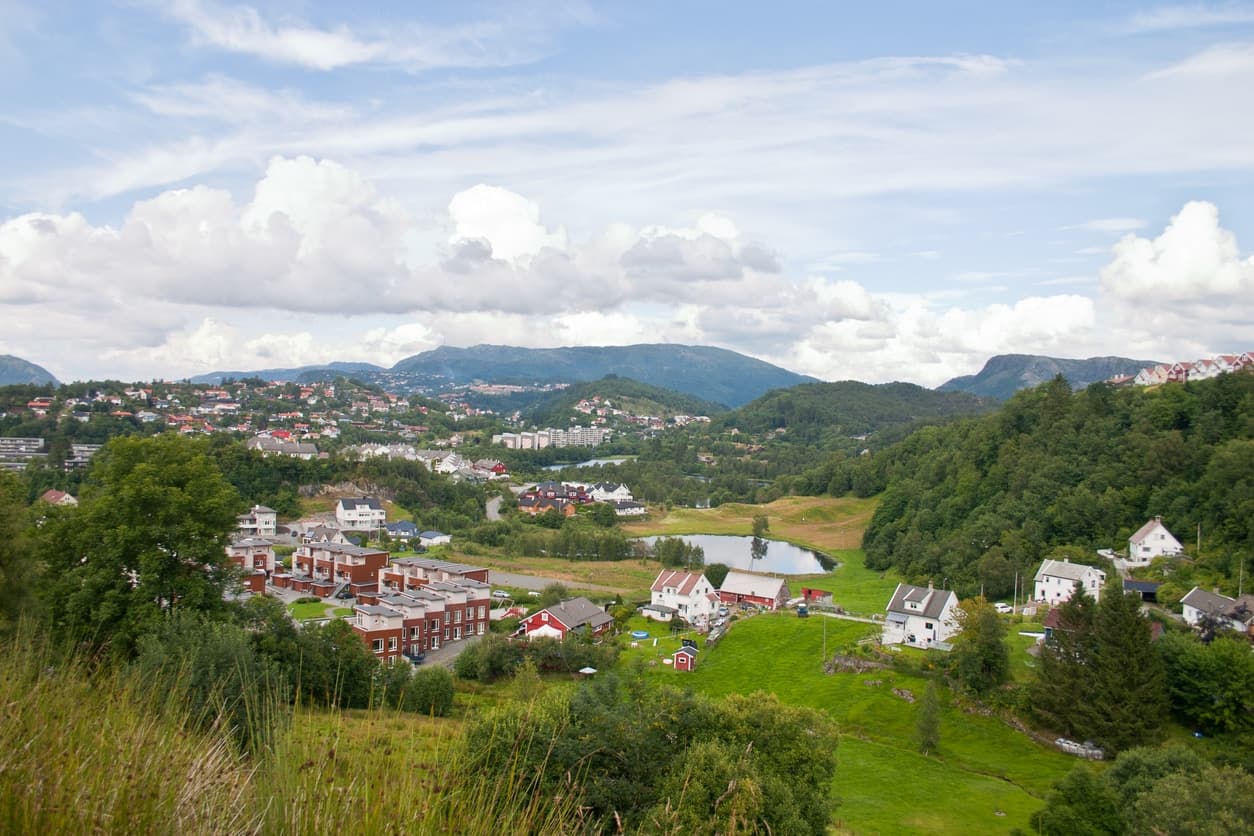 Utsiktsbilde over boligbebyggelse, sjø og fjell på Nesttun, brukt som illustrasjon i artikkel om eiendomsmegler.