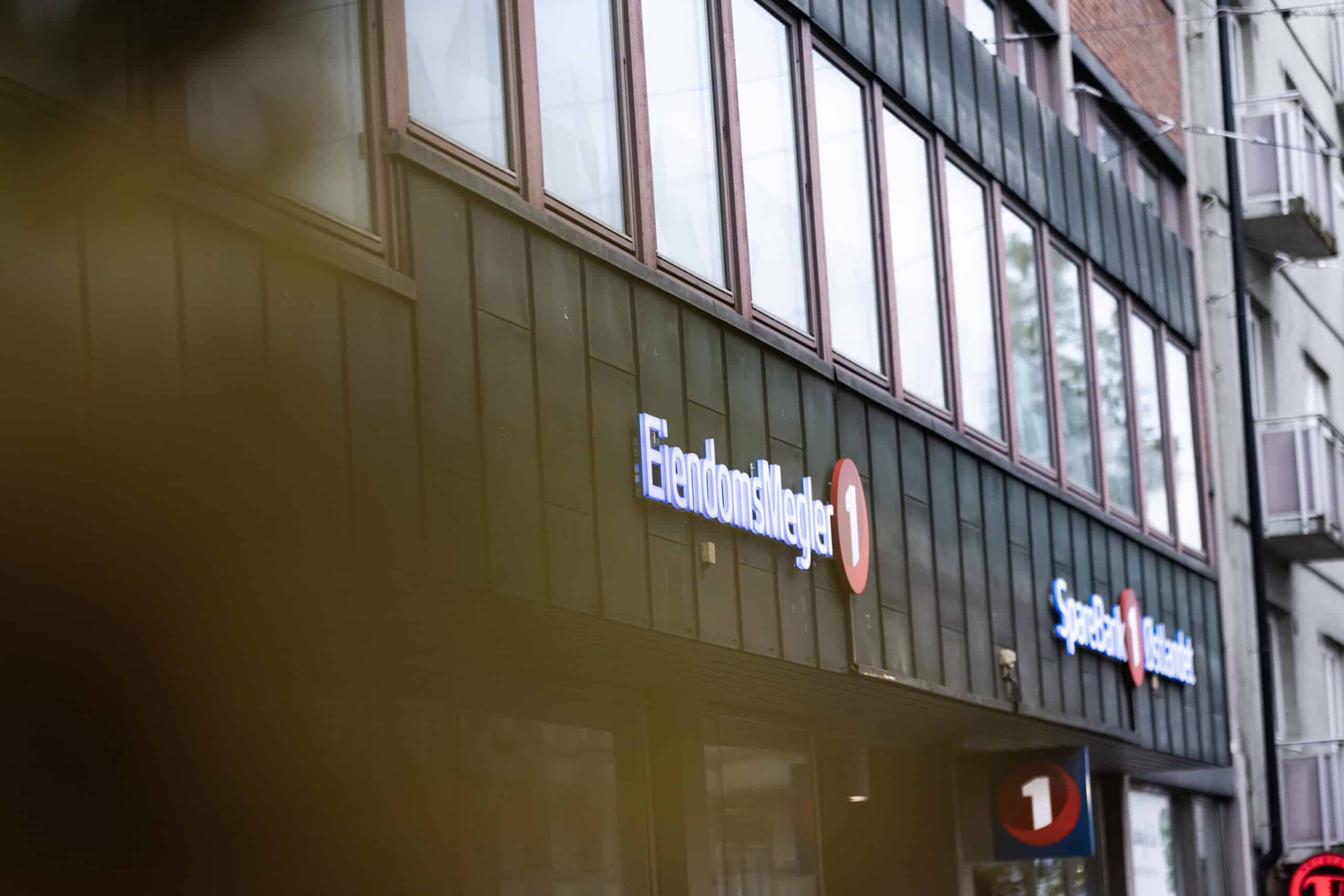 bilde av meglerkontor, brukt som illustrasjon i artikkel om å velge eiendomsmegler på Tiller