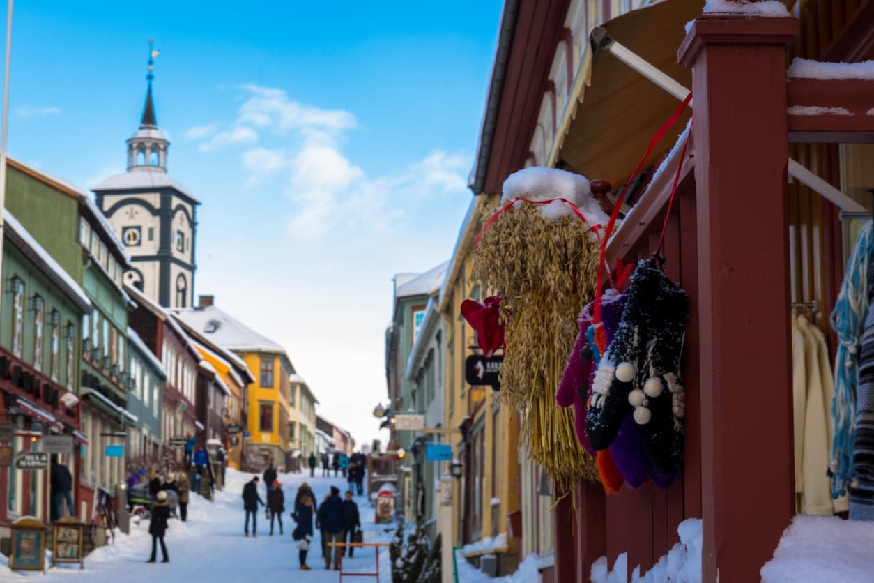 Bilde av Røros sentrum, brukt som illustrasjon i artikkel om å velge en lokal megler i byen.