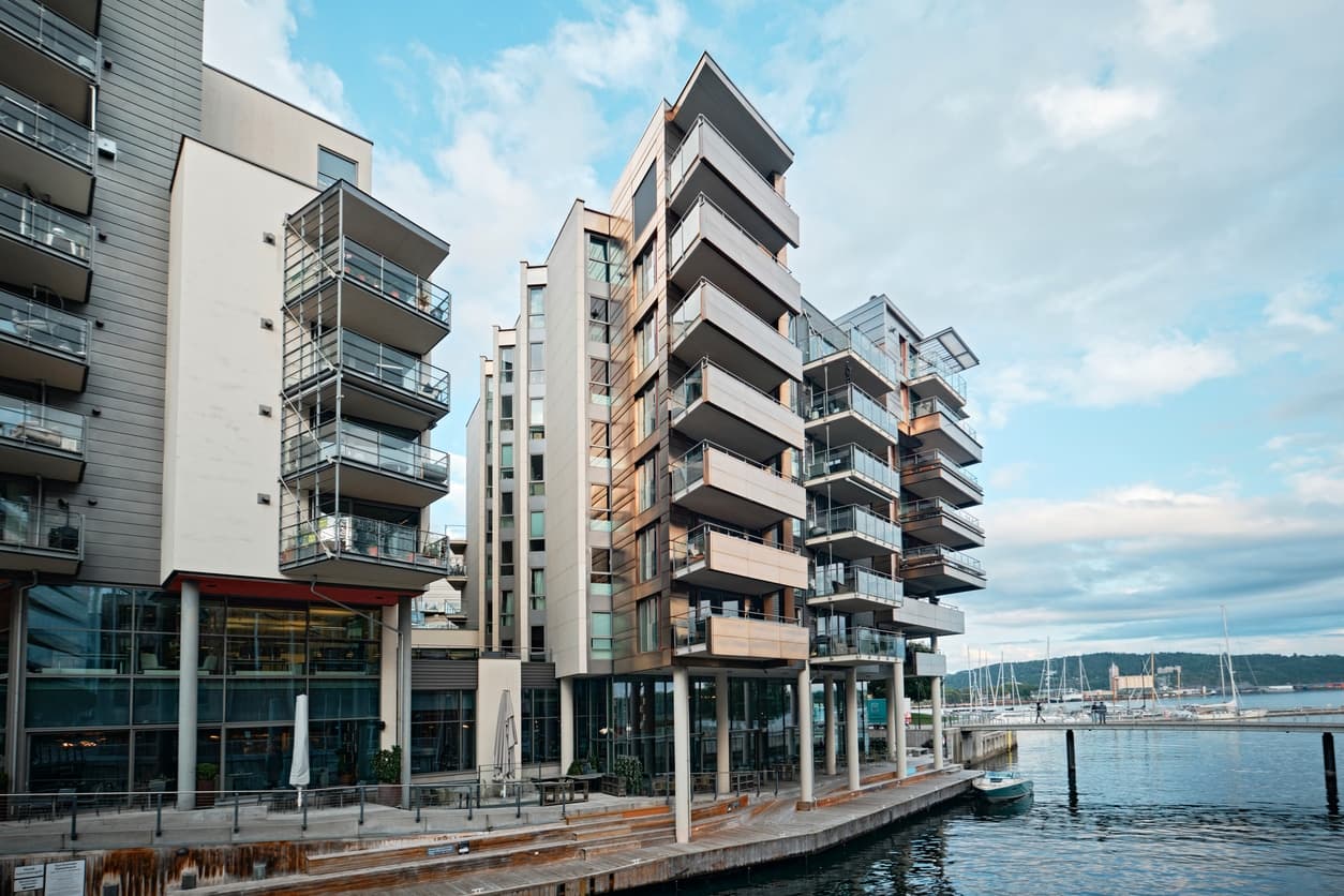 Moderne leilighetskompleks på Tjuvholmen, brukt som illustrasjon i artikkel om å velge beste eiendomsmegler i dette området.